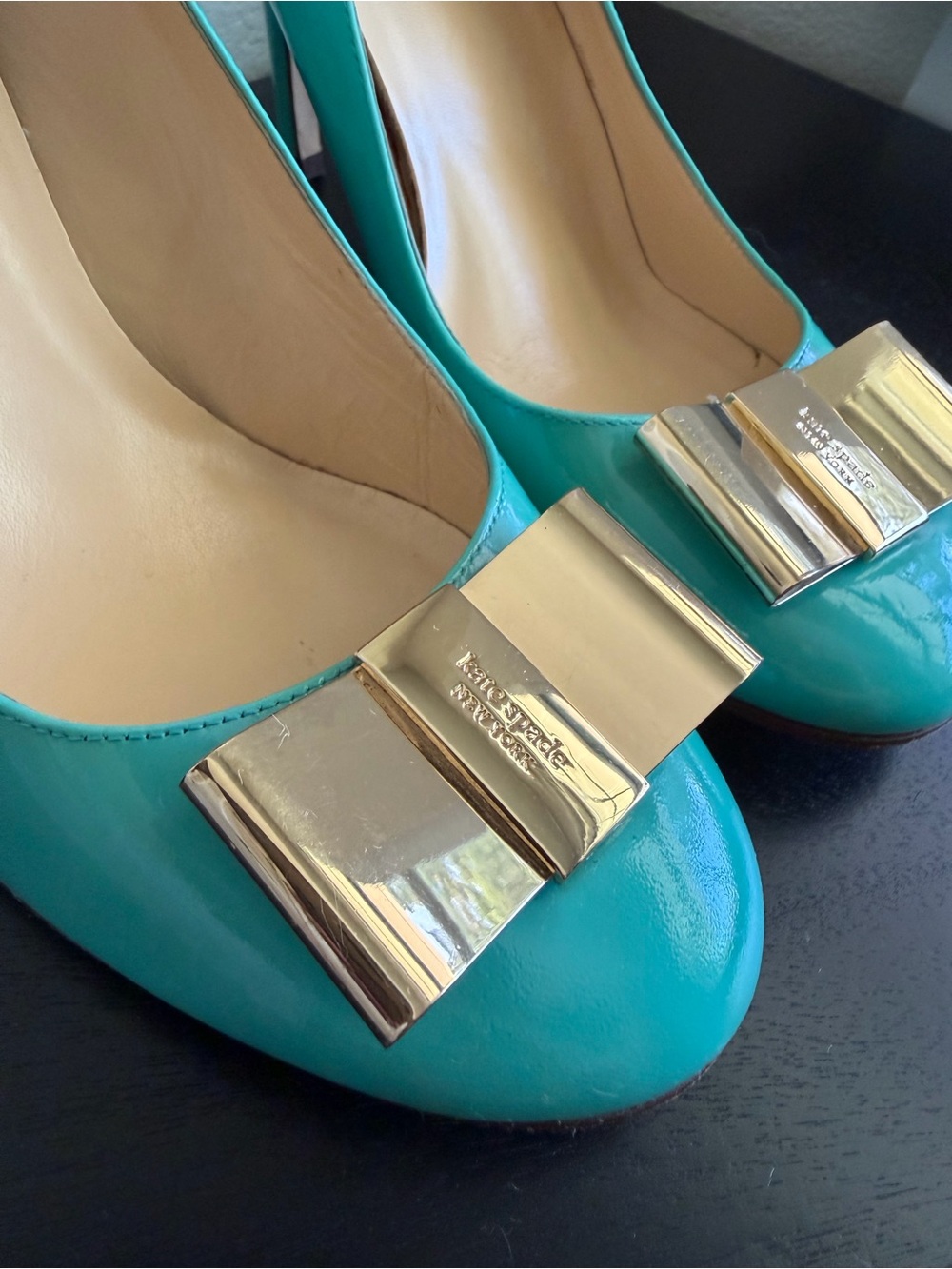 kate spade ♠️ Karolina Sea foam Patent Leather Pumps Gold Bow Accent Italy 🇮🇹 - Picture 7 of 10